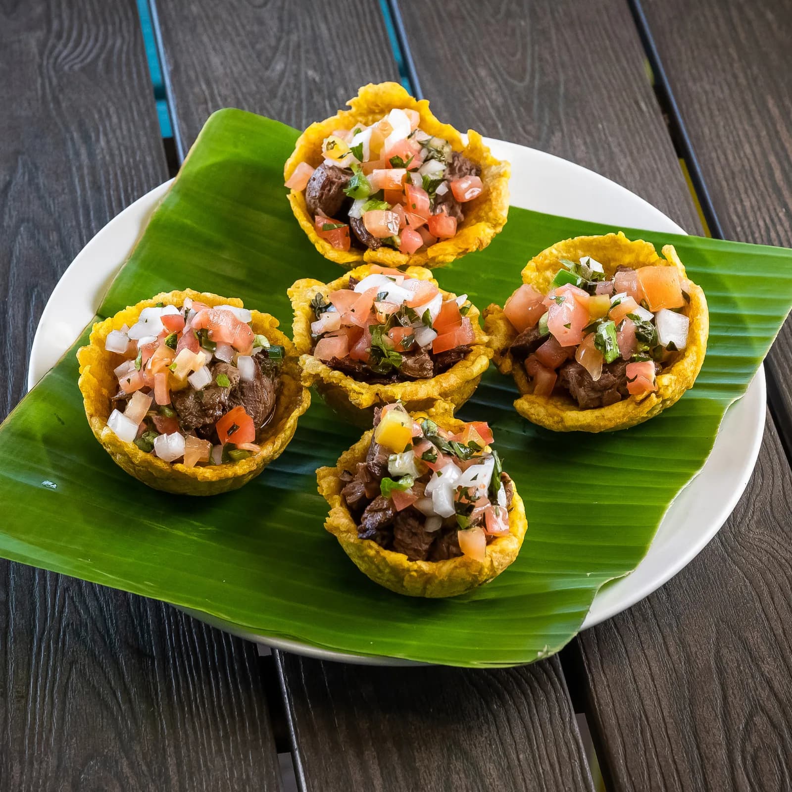 Canasta de tostones, res y frijoles refritos.
